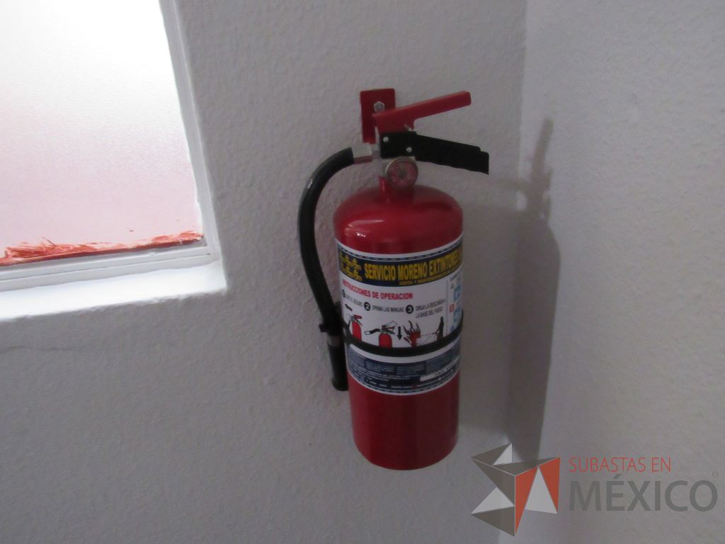 Lote 016 - 2 Extintores de fuego de 4.5 kg color rojo.