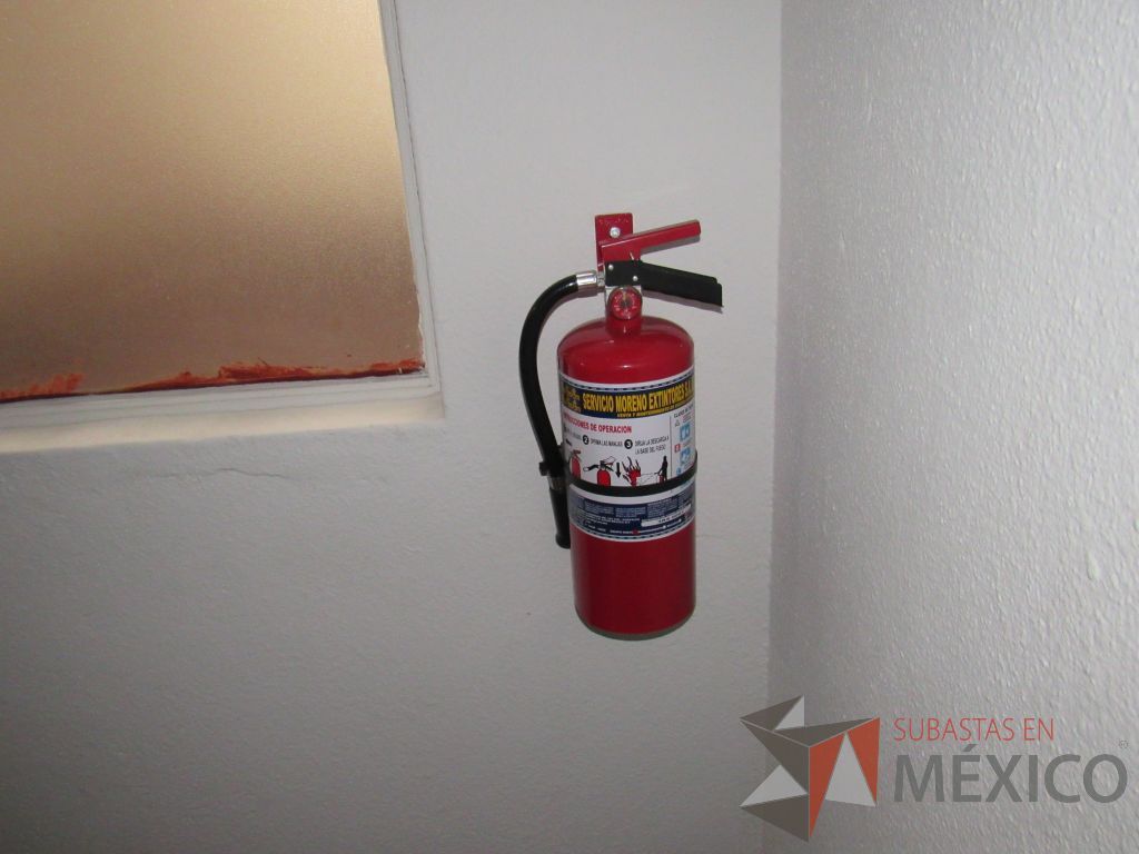 Lote 016 - 2 Extintores de fuego de 4.5 kg color rojo. - Imagen 3