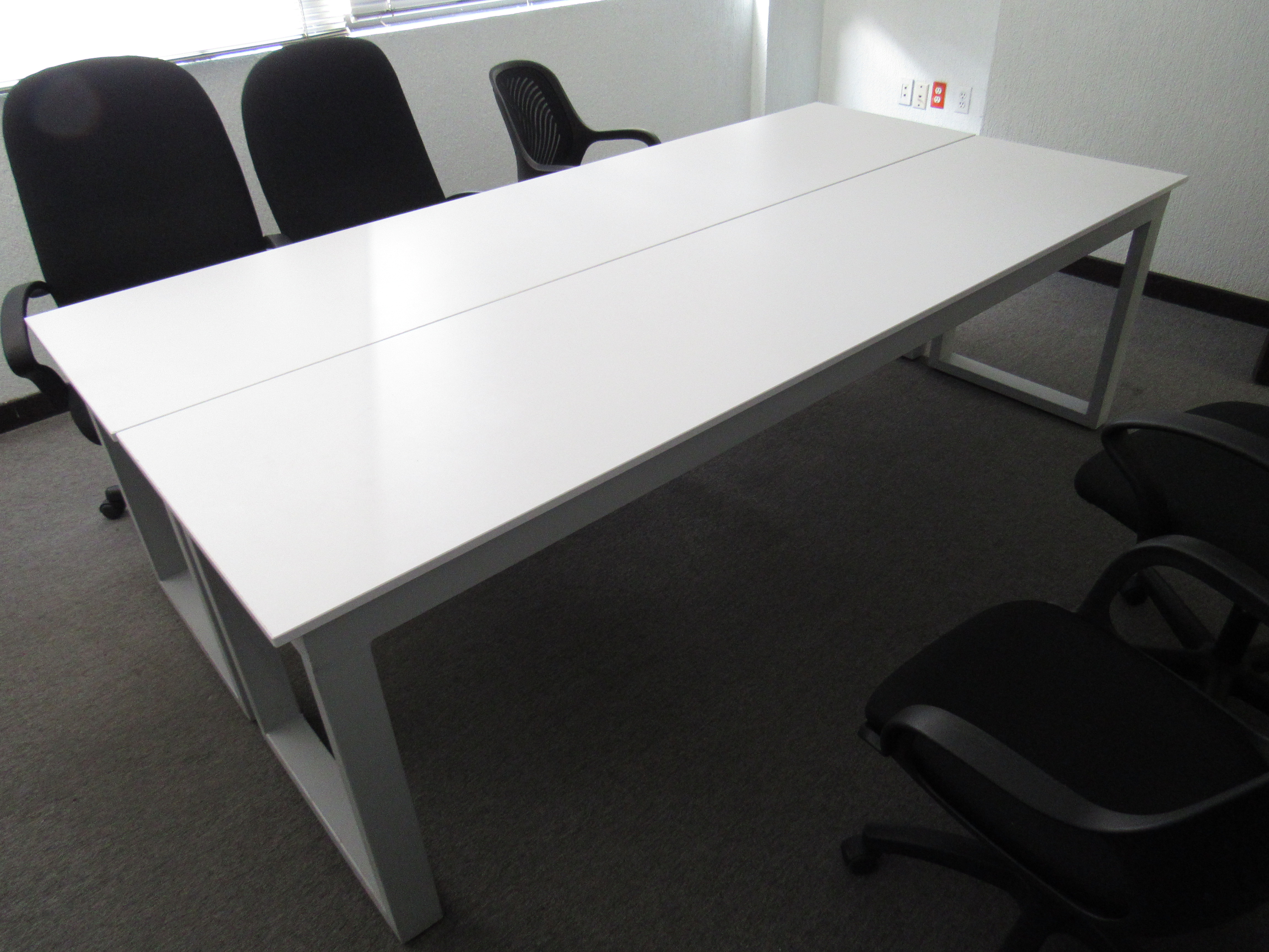 Lote 005 - Mesa de trabajo para 6 personas