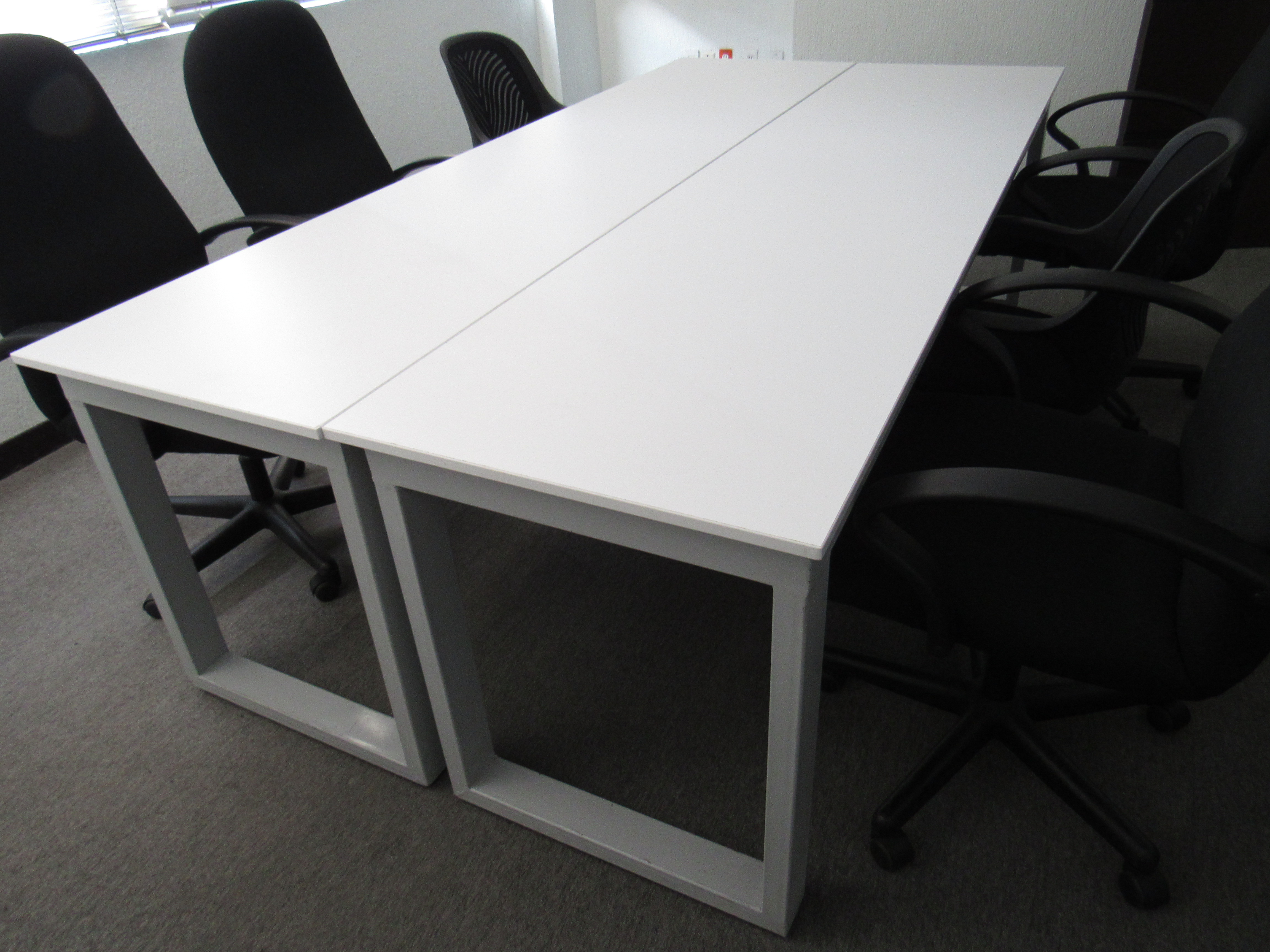 Lote 005 - Mesa de trabajo para 6 personas - Imagen 9