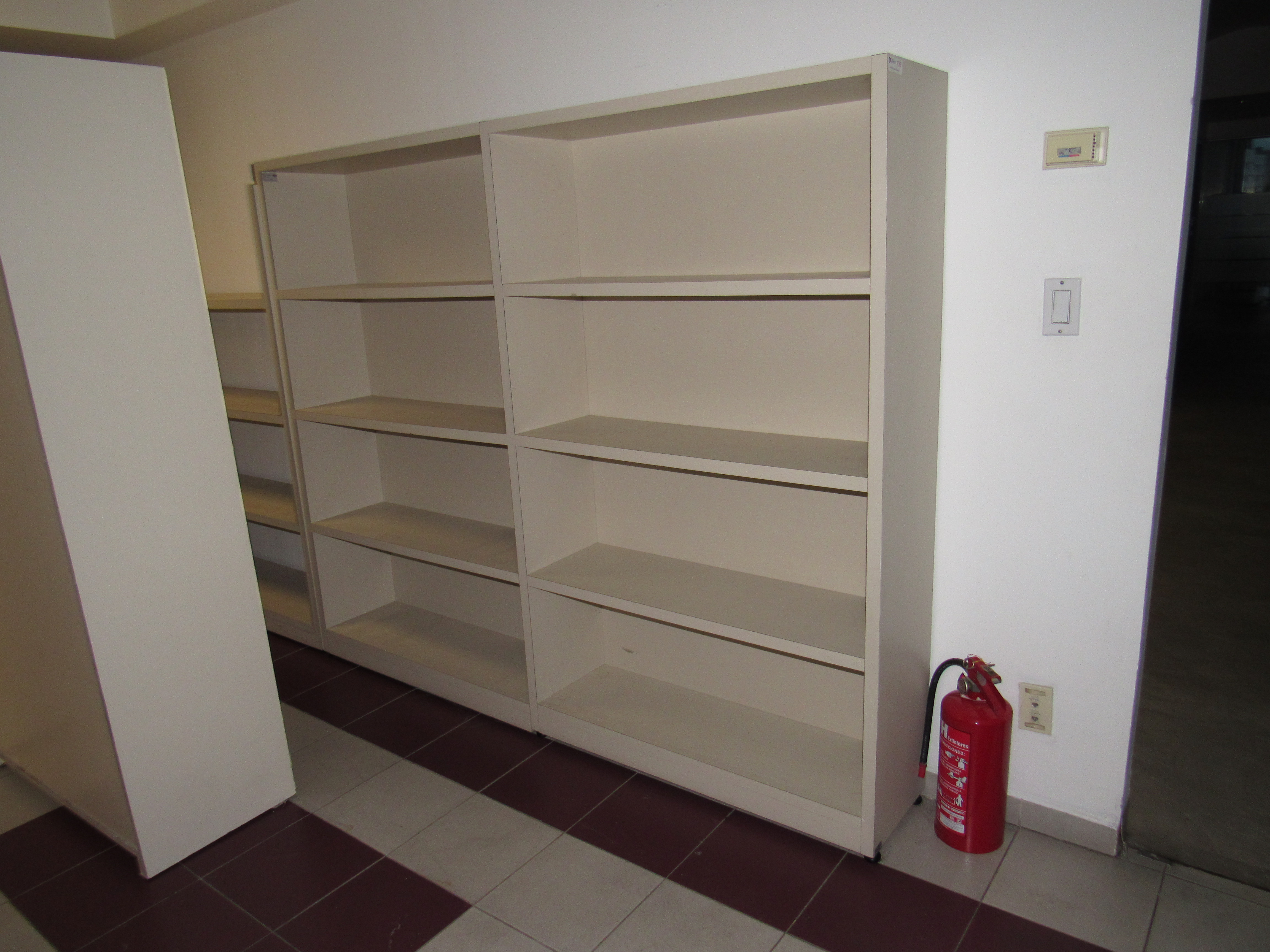 Lote 432 - Librero con 6 entrepaños y 8 compartimientos - Imagen 7