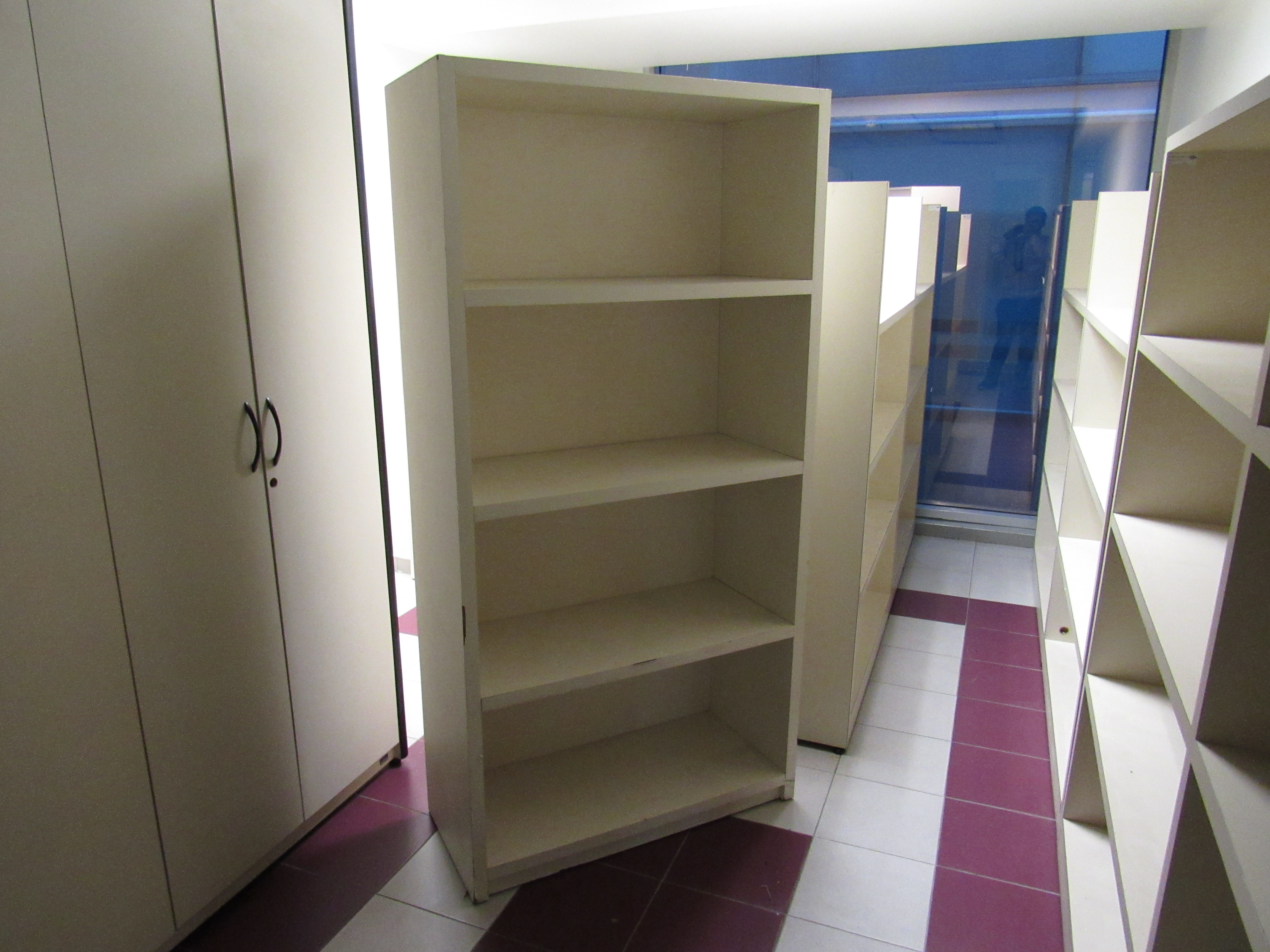 Lote 435 - 7 Libreros verticales con 3 entrepaños - Imagen 5
