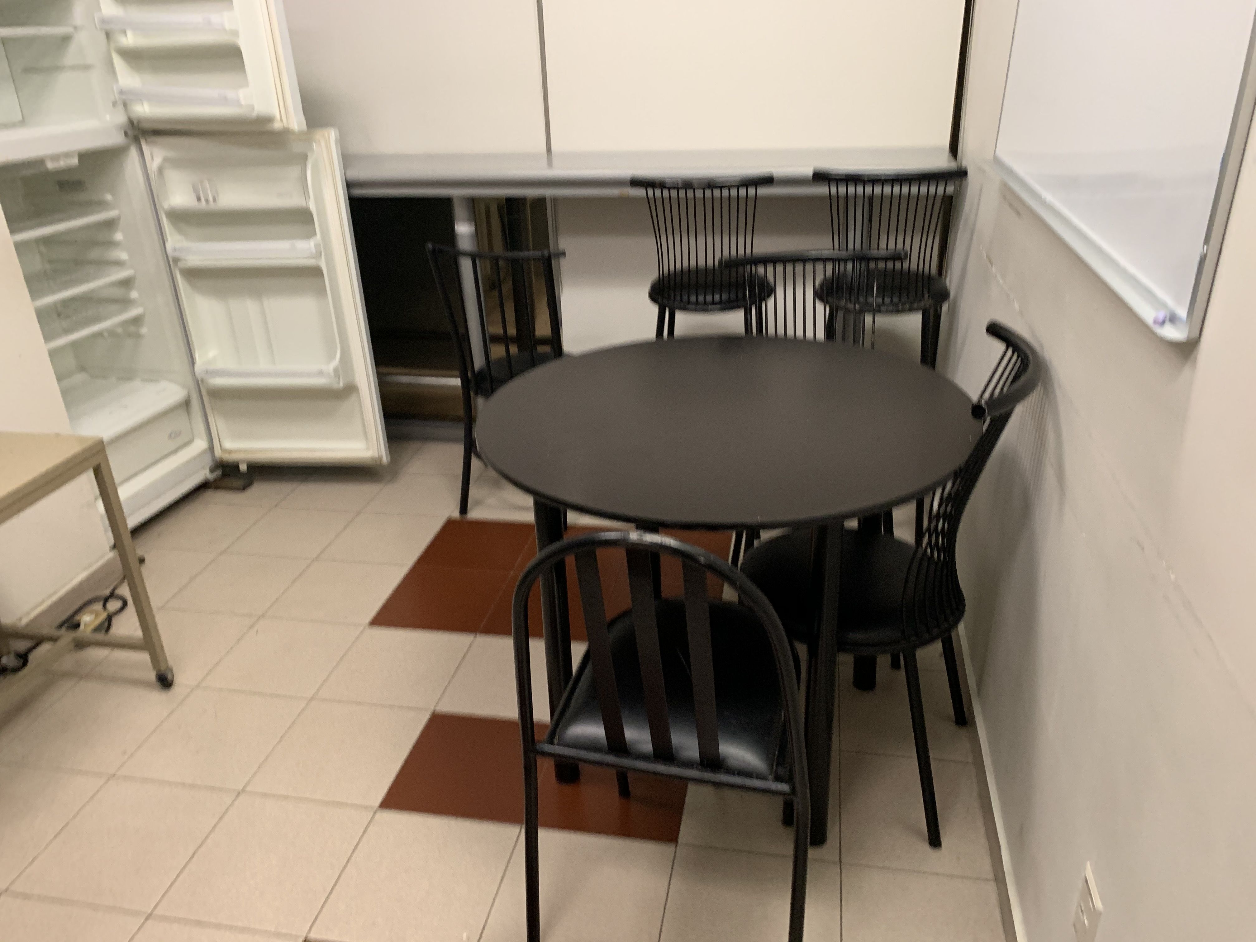 Lote 288 - Barra para cocina con 2 sillas, mesa con 4 sillas, gabinete superior y mueble de cocina - Imagen 2