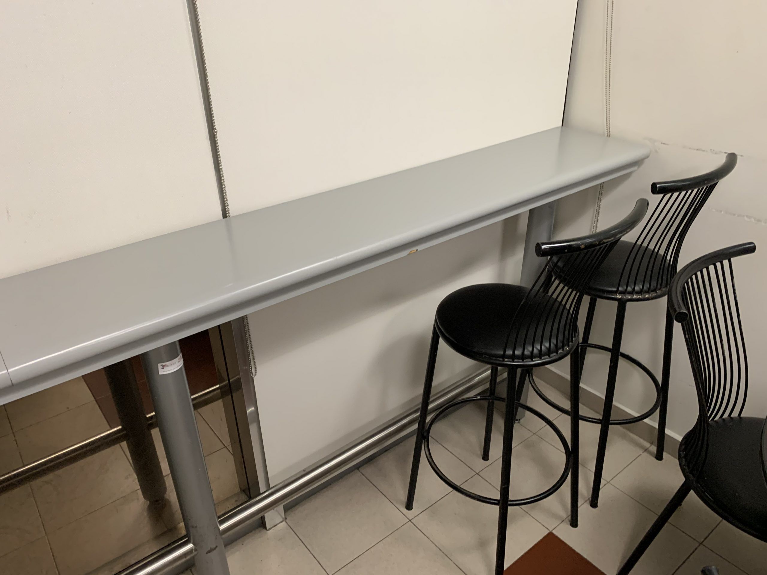 Lote 288 - Barra para cocina con 2 sillas, mesa con 4 sillas, gabinete superior y mueble de cocina - Imagen 11