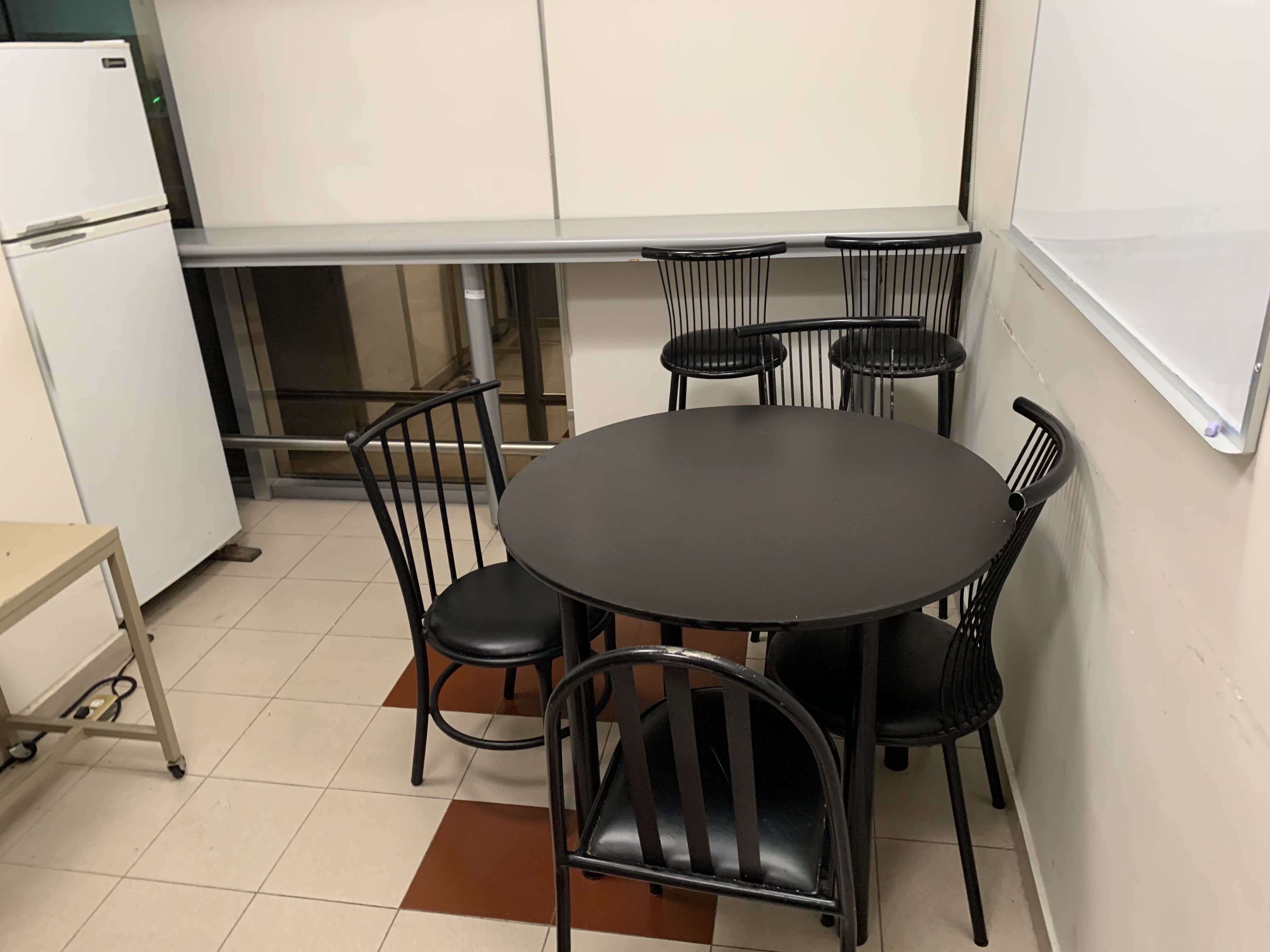 Lote 288 - Barra para cocina con 2 sillas, mesa con 4 sillas, gabinete superior y mueble de cocina