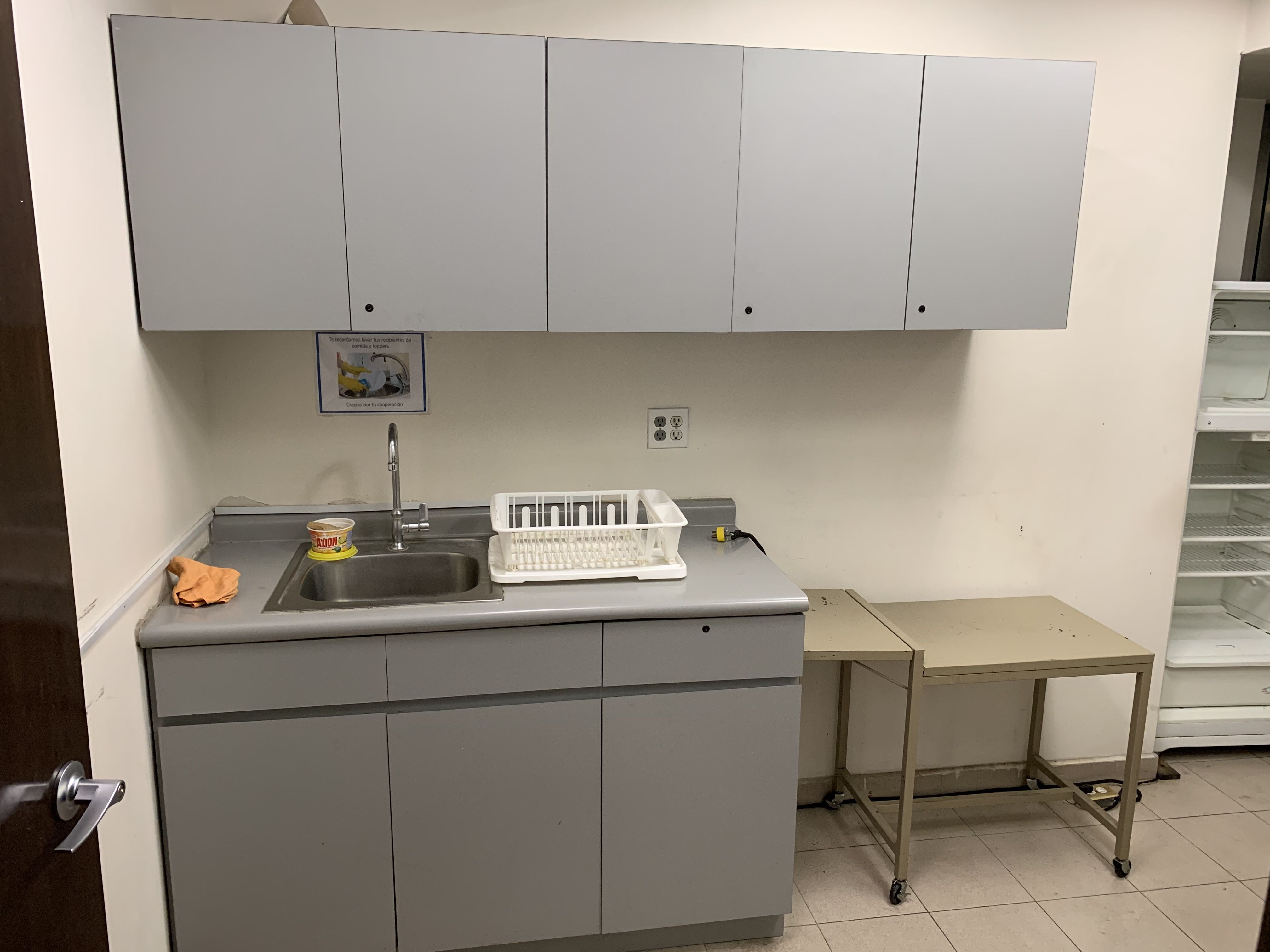 Lote 288 - Barra para cocina con 2 sillas, mesa con 4 sillas, gabinete superior y mueble de cocina - Imagen 17