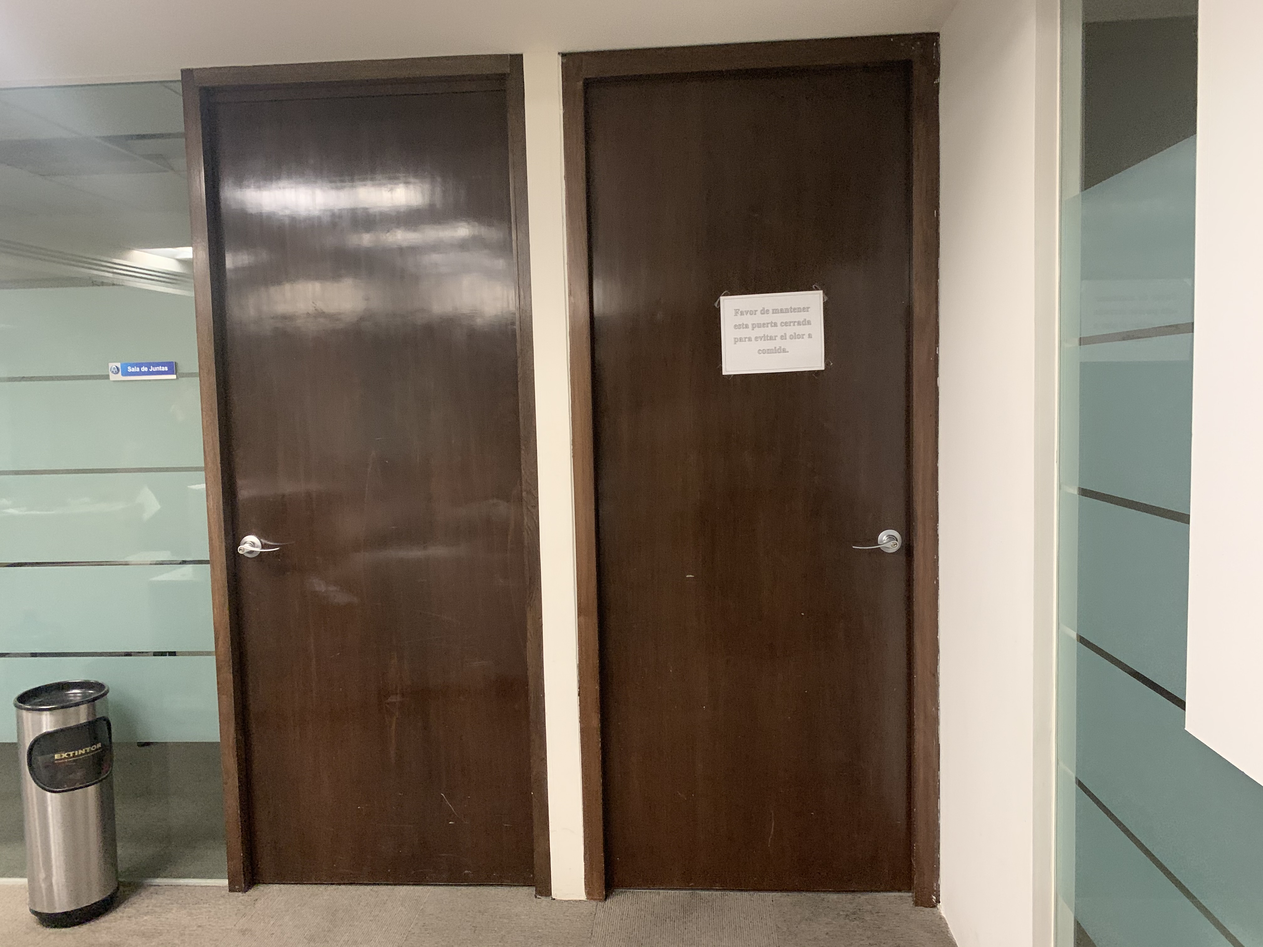 Lote 289 - 10 Puertas de madera y 2 puertas de cristal