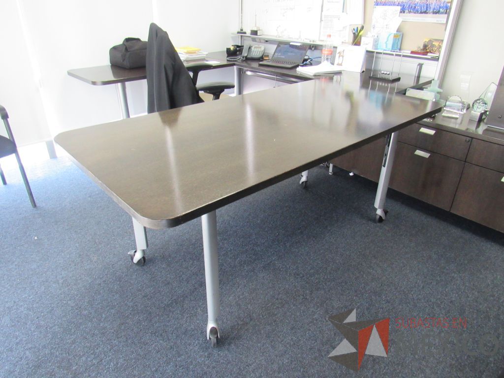 Lote 083 - Escritorio en escuadra con base metálica, credenza y gabinete. - Imagen 2