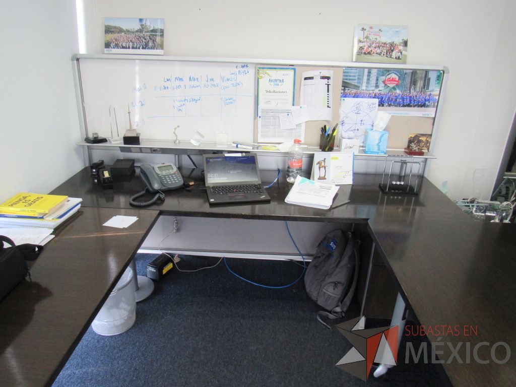Lote 083 - Escritorio en escuadra con base metálica, credenza y gabinete. - Imagen 3