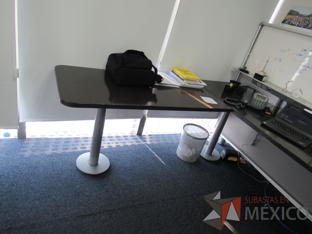 Lote 083 - Escritorio en escuadra con base metálica, credenza y gabinete. - Imagen 5