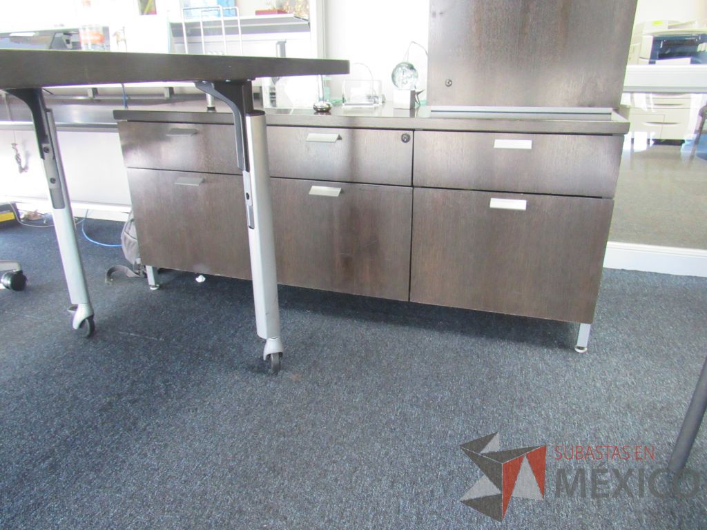 Lote 083 - Escritorio en escuadra con base metálica, credenza y gabinete. - Imagen 7