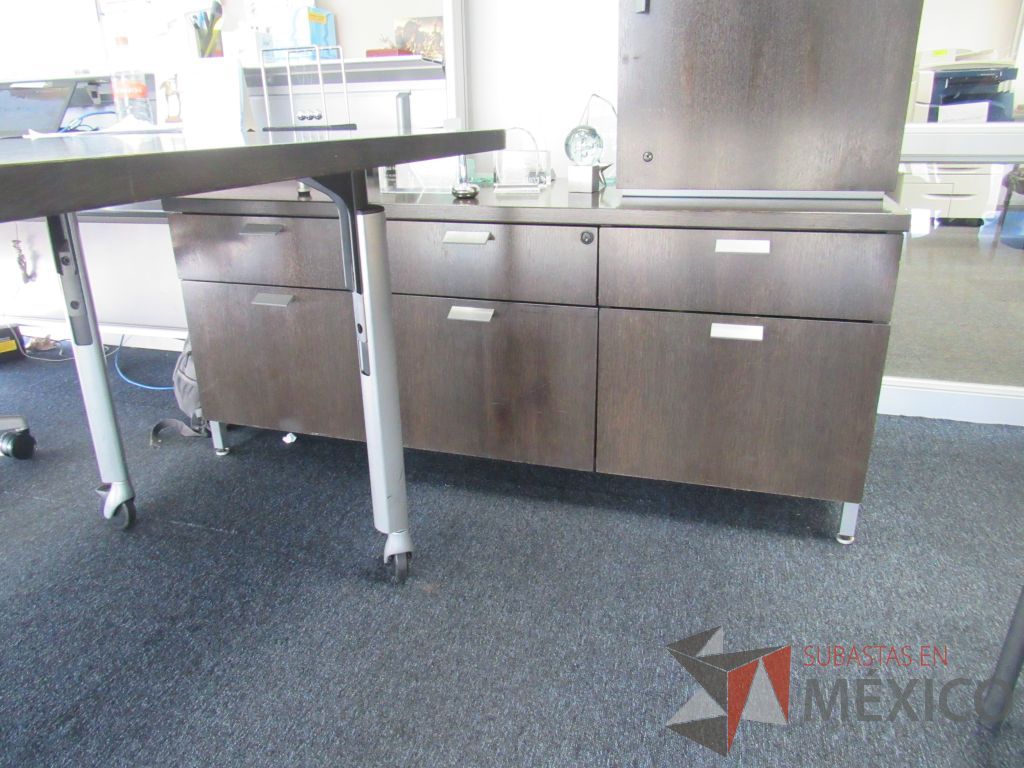 Lote 083 - Escritorio en escuadra con base metálica, credenza y gabinete. - Imagen 9