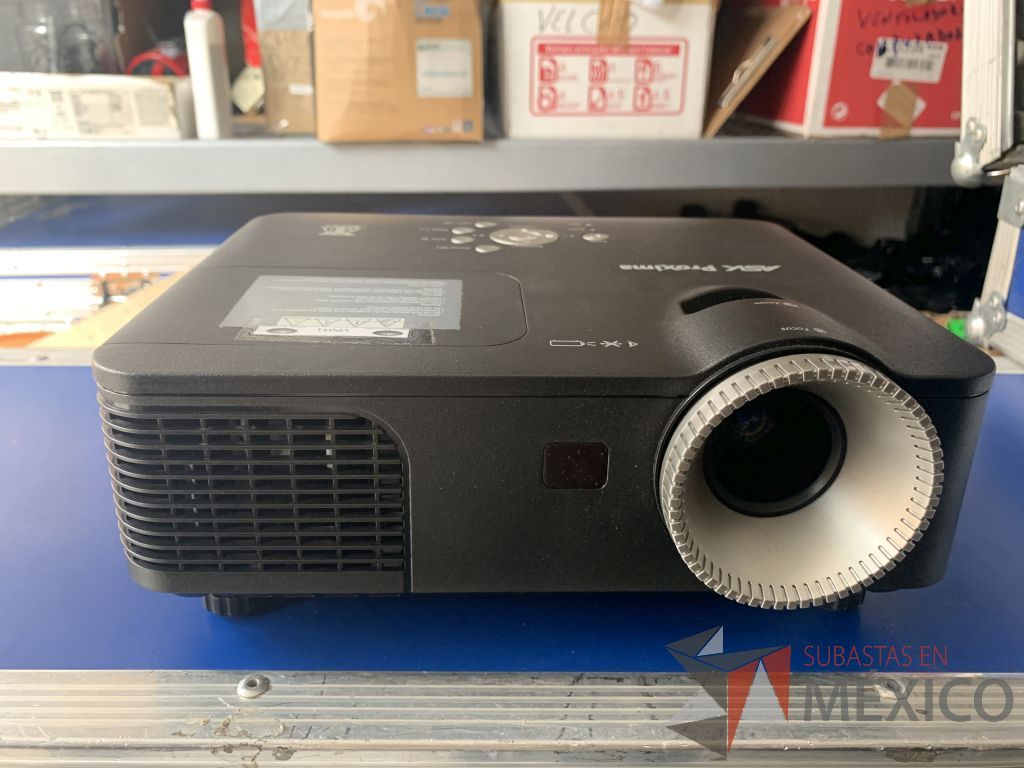 Lote 017 - Video proyector de 2600 ANSI lumens con case y 1 soporte para colgado