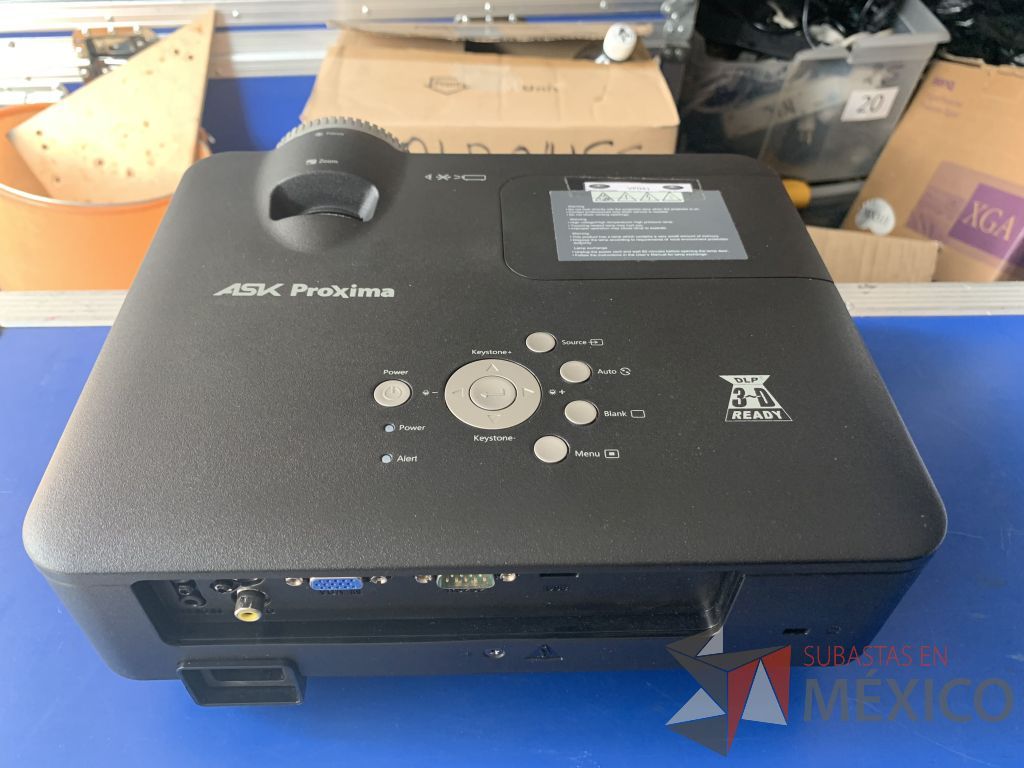 Lote 017 - Video proyector de 2600 ANSI lumens con case y 1 soporte para colgado - Imagen 8
