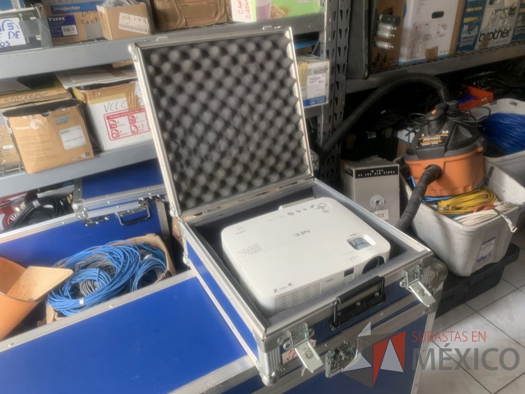 Lote 028 - Video proyector de 2600 ANSI lumens con case y 1 soporte para colgado de video proyector