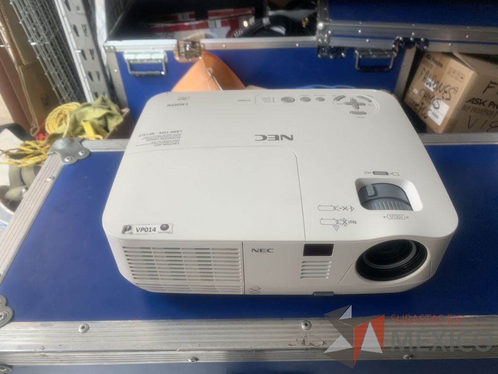 Lote 028 - Video proyector de 2600 ANSI lumens con case y 1 soporte para colgado de video proyector - Imagen 5