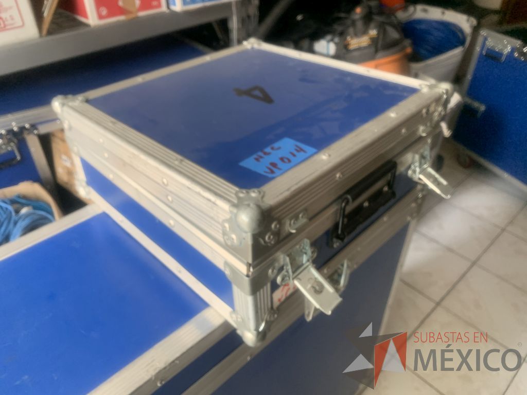 Lote 028 - Video proyector de 2600 ANSI lumens con case y 1 soporte para colgado de video proyector - Imagen 9