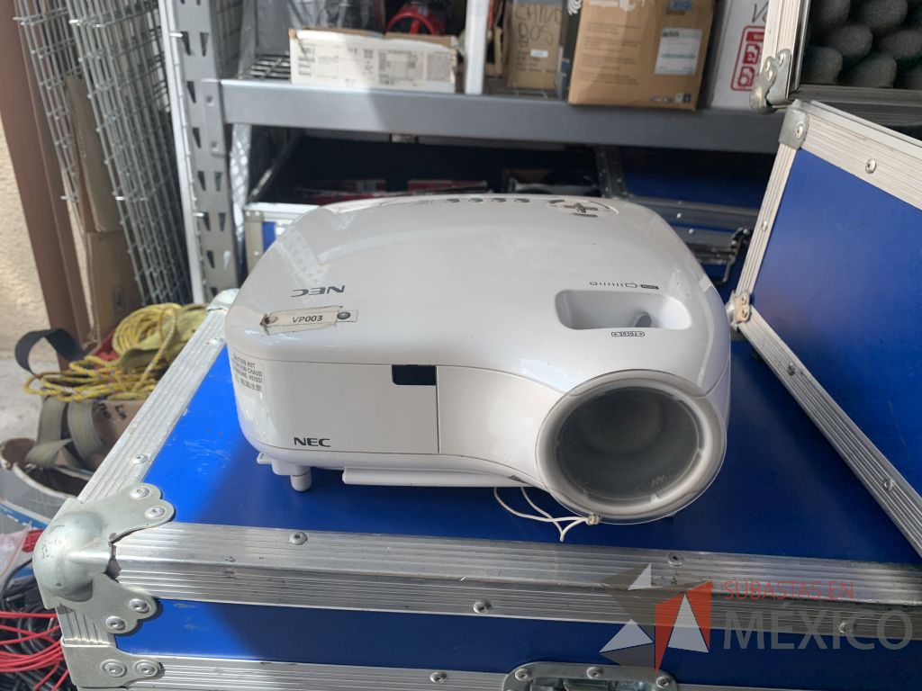 Lote 031 - Video proyector de 3000 ANSI lumens con case y 1 soporte para colgado de Video proyector