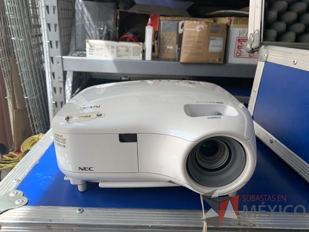 Lote 031 - Video proyector de 3000 ANSI lumens con case y 1 soporte para colgado de Video proyector - Imagen 4