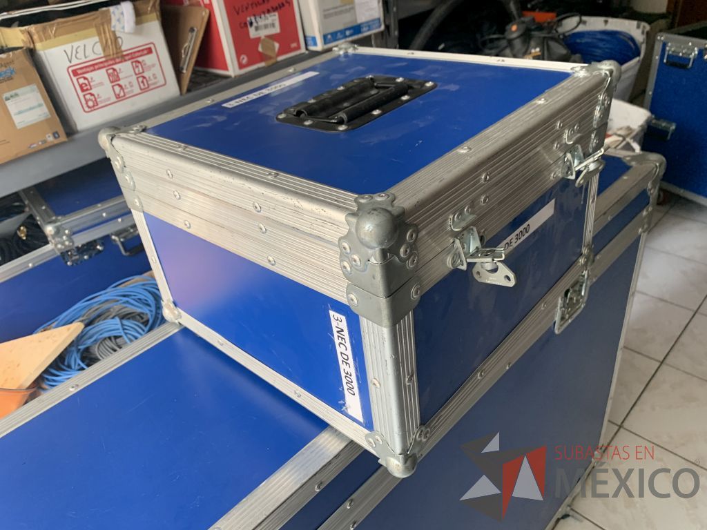 Lote 031 - Video proyector de 3000 ANSI lumens con case y 1 soporte para colgado de Video proyector - Imagen 10