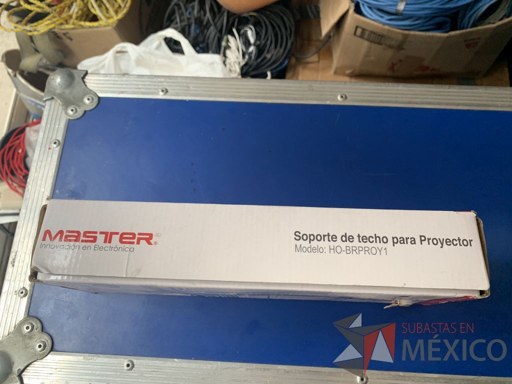 Lote 017 - Video proyector de 2600 ANSI lumens con case y 1 soporte para colgado - Imagen 3
