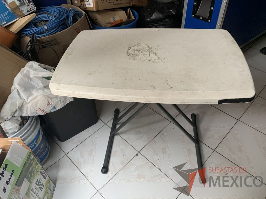 Lote 078 - Mesa telescópica, mesa de plástico plegable y 6 Mesas blancas de plástico - Imagen 18