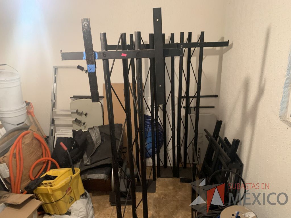 Lote 124 - Carpa, Silla de visita, Interruptores y bases para pantalla - Imagen 20