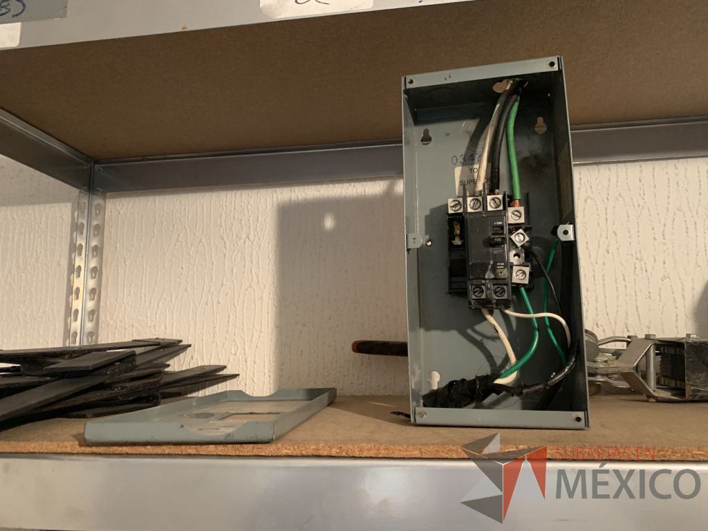 Lote 124 - Carpa, Silla de visita, Interruptores y bases para pantalla - Imagen 10