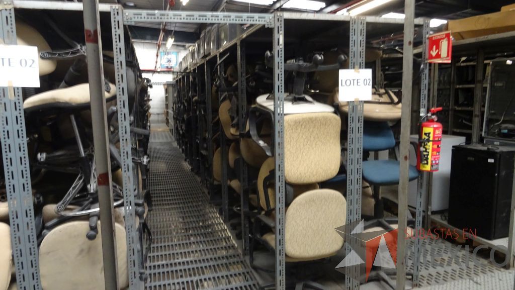 Lote 002 - 244 Sillas, 4 Mesas, 4 sillones , 1 archivero y credenza - Imagen 4