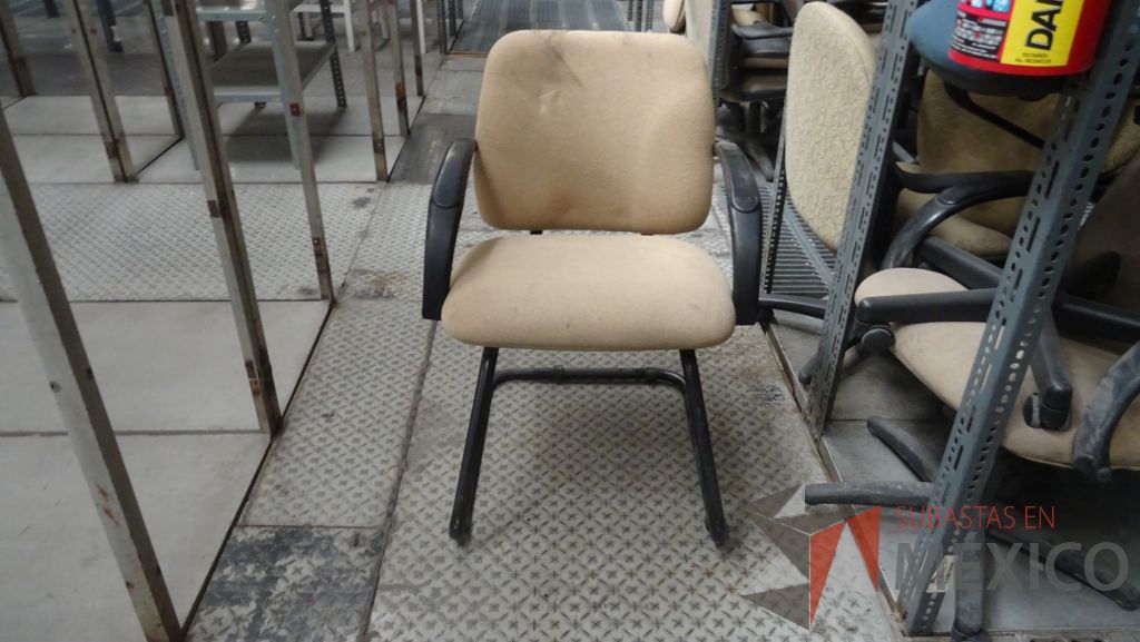 Lote 002 - 244 Sillas, 4 Mesas, 4 sillones , 1 archivero y credenza - Imagen 6