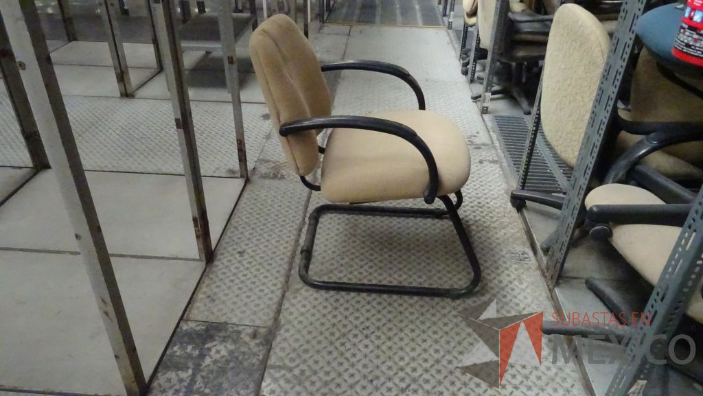 Lote 002 - 244 Sillas, 4 Mesas, 4 sillones , 1 archivero y credenza - Imagen 7
