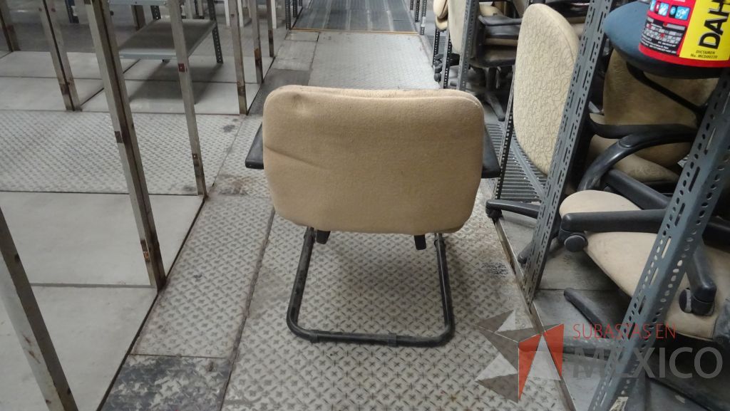 Lote 002 - 244 Sillas, 4 Mesas, 4 sillones , 1 archivero y credenza - Imagen 8