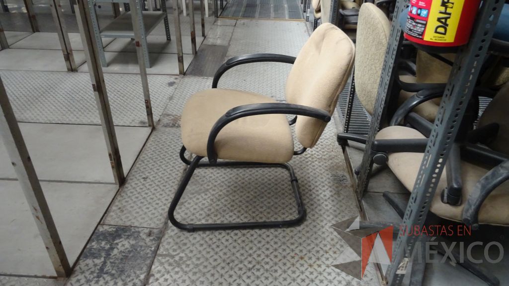 Lote 002 - 244 Sillas, 4 Mesas, 4 sillones , 1 archivero y credenza - Imagen 9