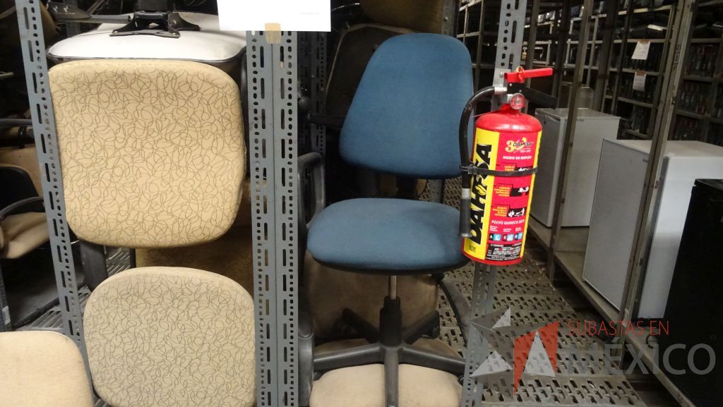 Lote 002 - 244 Sillas, 4 Mesas, 4 sillones , 1 archivero y credenza - Imagen 10