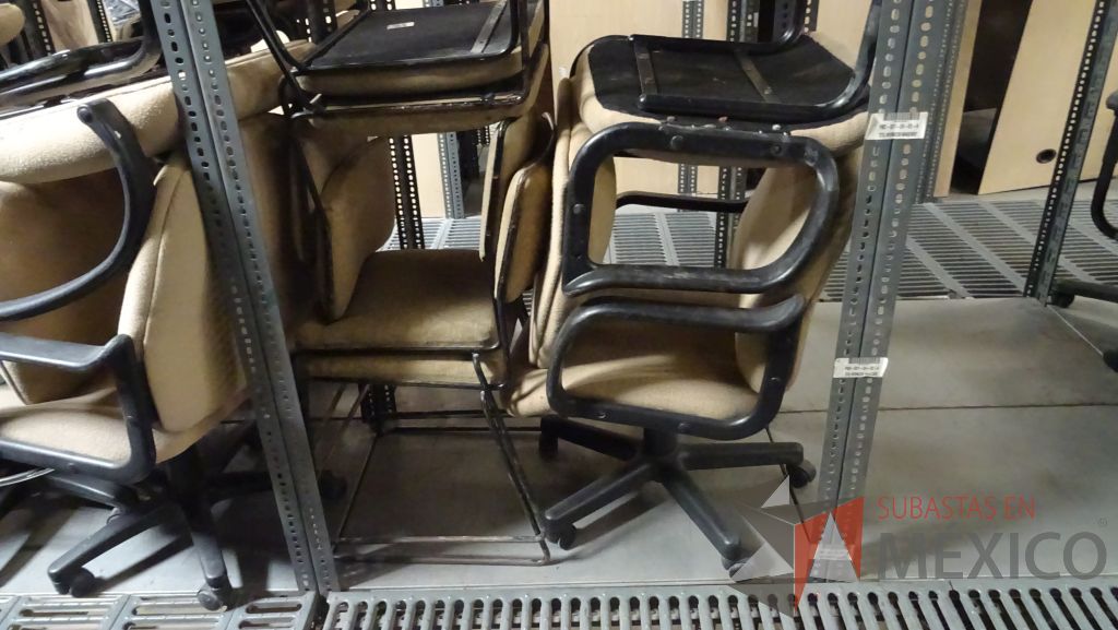 Lote 002 - 244 Sillas, 4 Mesas, 4 sillones , 1 archivero y credenza - Imagen 14