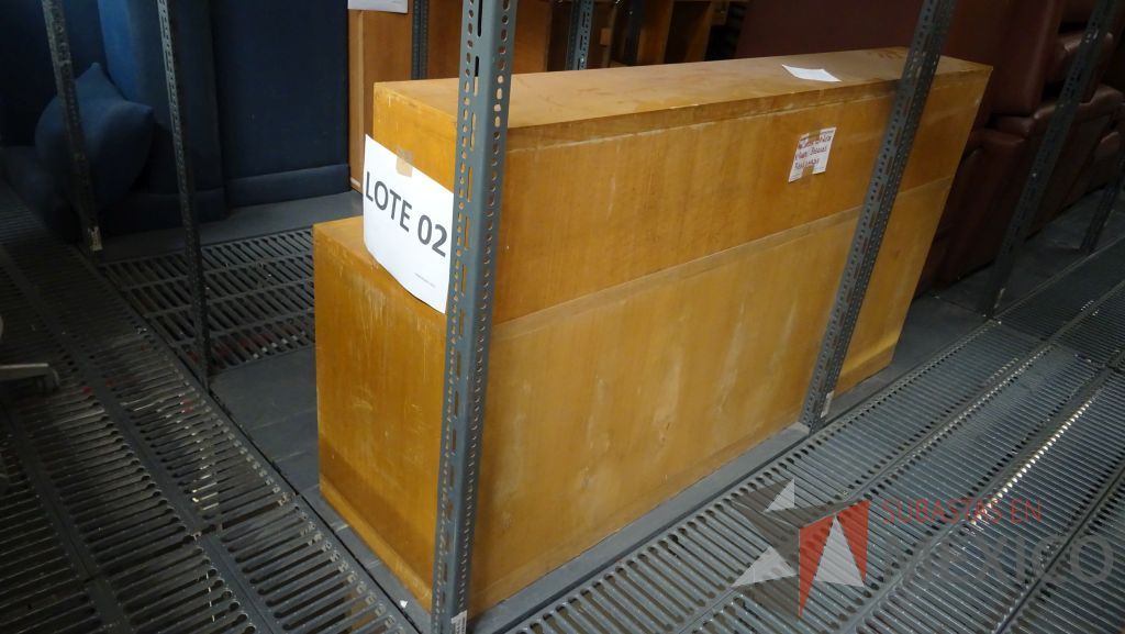 Lote 002 - 244 Sillas, 4 Mesas, 4 sillones , 1 archivero y credenza - Imagen 16