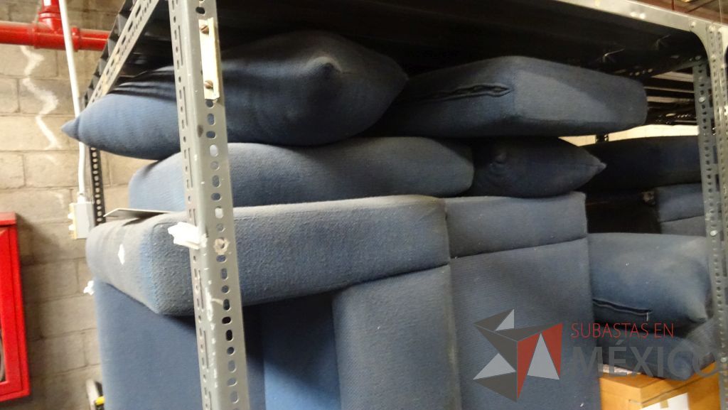 Lote 002 - 244 Sillas, 4 Mesas, 4 sillones , 1 archivero y credenza - Imagen 18