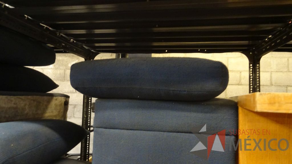 Lote 002 - 244 Sillas, 4 Mesas, 4 sillones , 1 archivero y credenza - Imagen 20