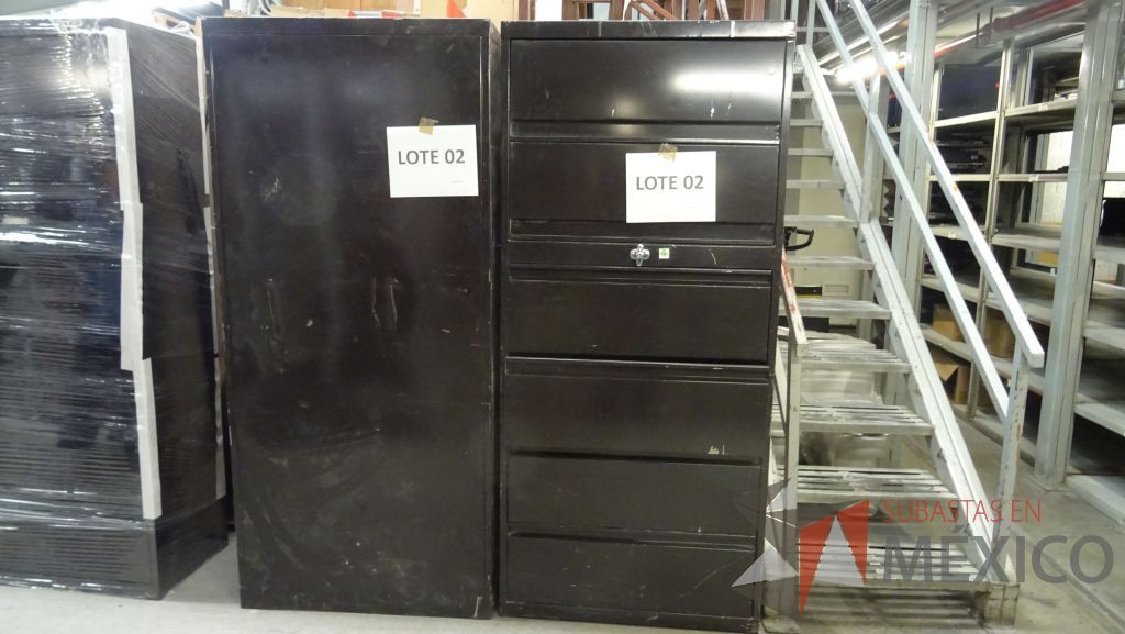 Lote 002 - 244 Sillas, 4 Mesas, 4 sillones , 1 archivero y credenza - Imagen 25