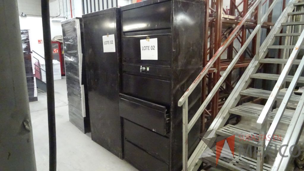 Lote 002 - 244 Sillas, 4 Mesas, 4 sillones , 1 archivero y credenza - Imagen 26