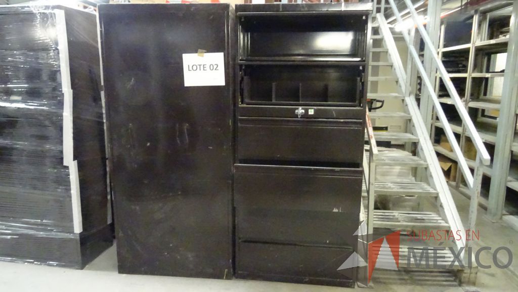 Lote 002 - 244 Sillas, 4 Mesas, 4 sillones , 1 archivero y credenza - Imagen 27