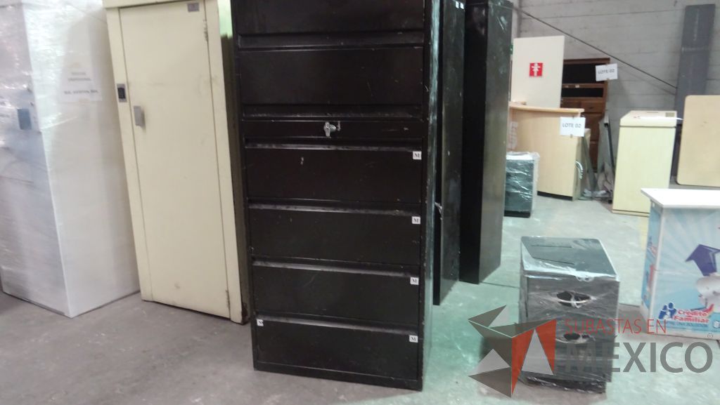 Lote 002 - 244 Sillas, 4 Mesas, 4 sillones , 1 archivero y credenza
