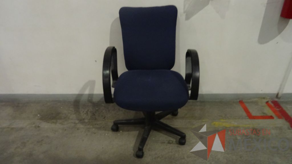 Lote 072 - 5 Sillas operativas, respaldo y asiento en tela color azul, con descansabrazos y ruedas