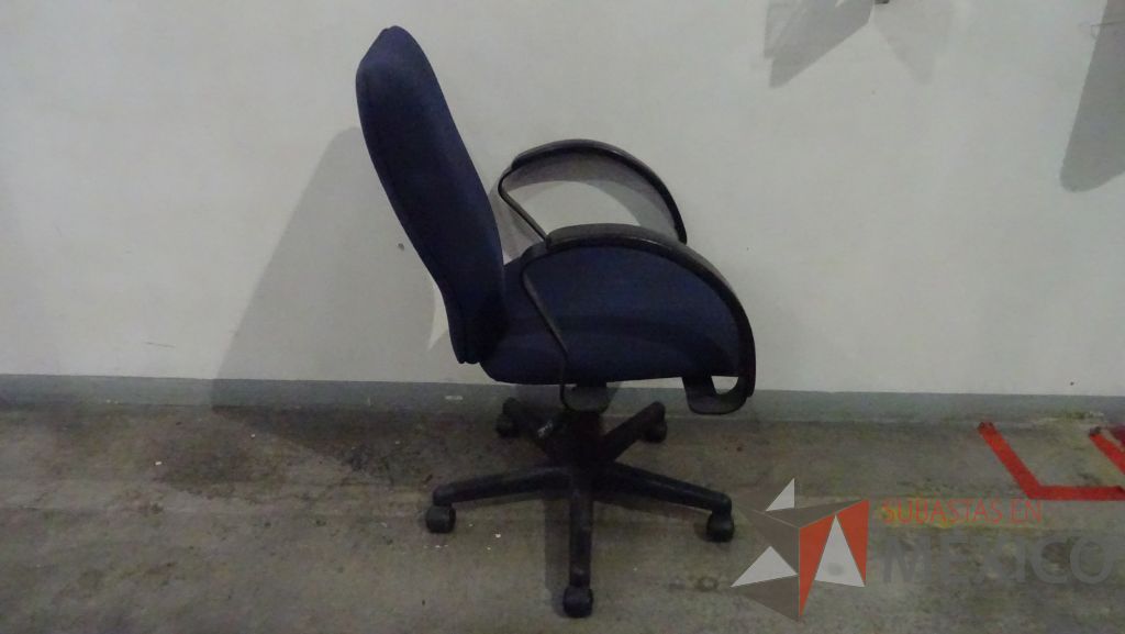 Lote 072 - 5 Sillas operativas, respaldo y asiento en tela color azul, con descansabrazos y ruedas - Imagen 2