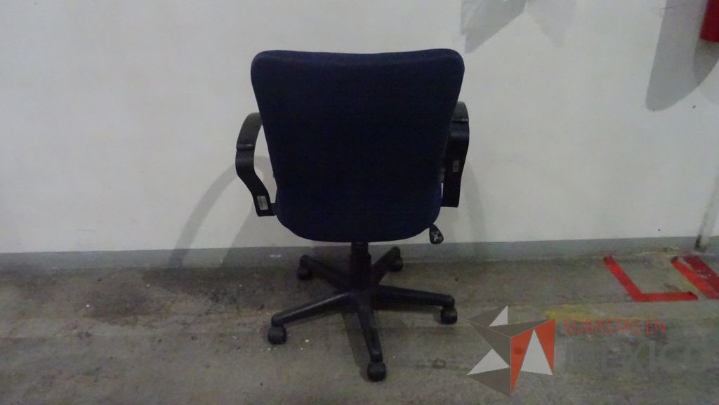 Lote 072 - 5 Sillas operativas, respaldo y asiento en tela color azul, con descansabrazos y ruedas - Imagen 3