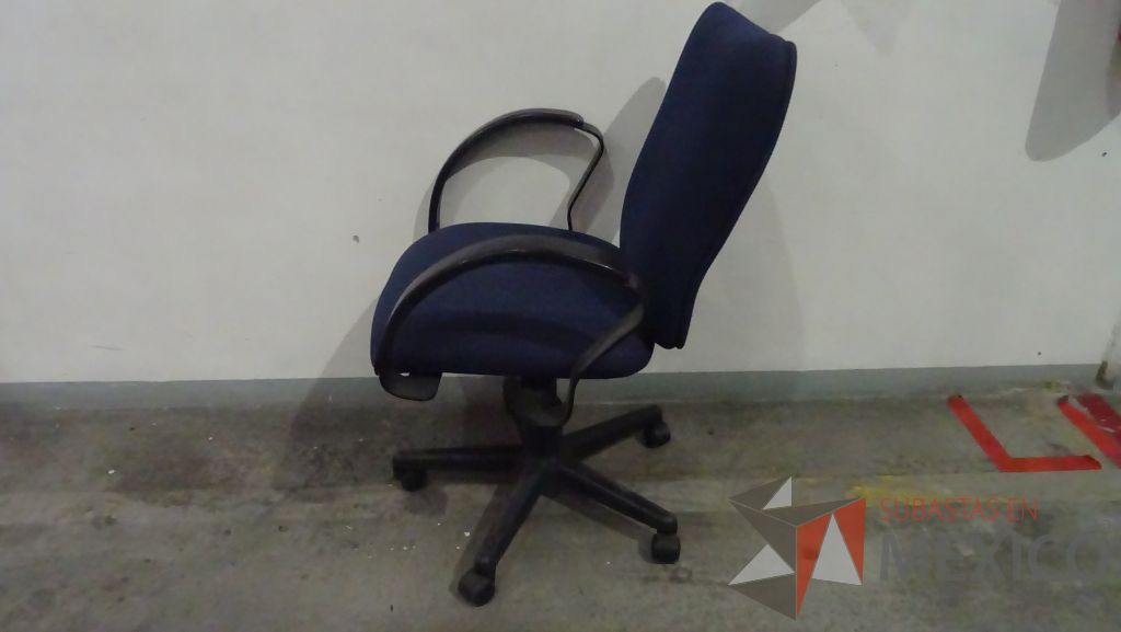 Lote 072 - 5 Sillas operativas, respaldo y asiento en tela color azul, con descansabrazos y ruedas - Imagen 4