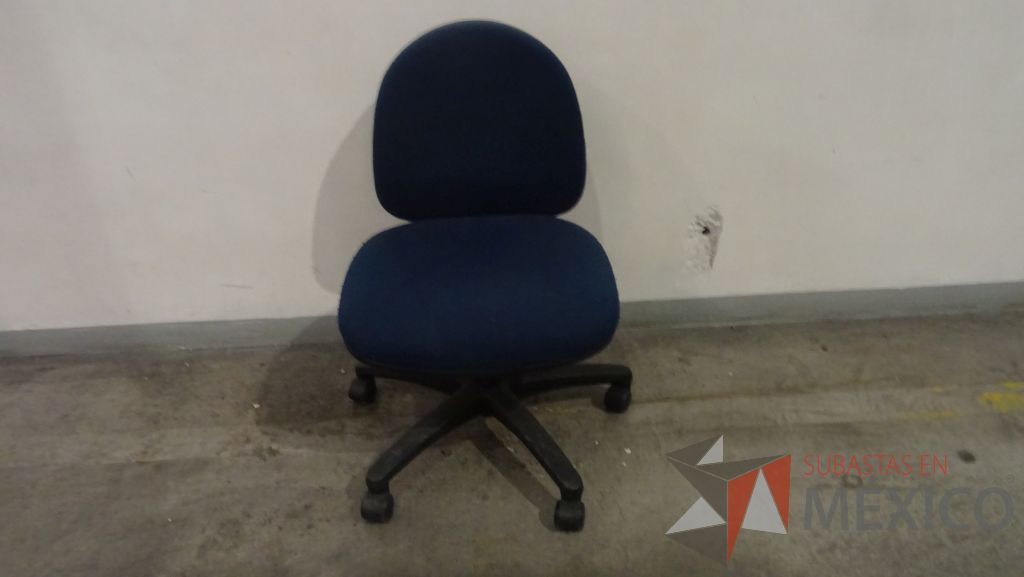 Lote 020 - Silla secretarial, respaldo y asiento en tela color azul, con ruedas