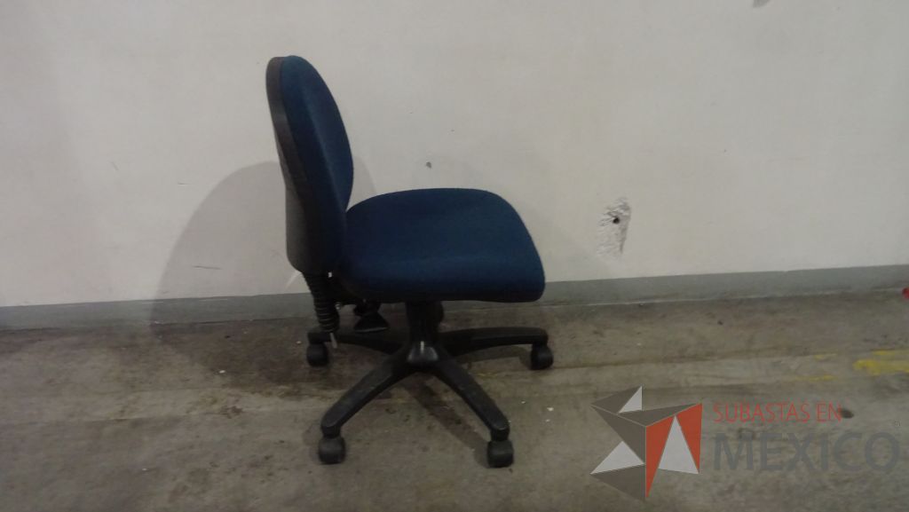 Lote 020 - Silla secretarial, respaldo y asiento en tela color azul, con ruedas - Imagen 2