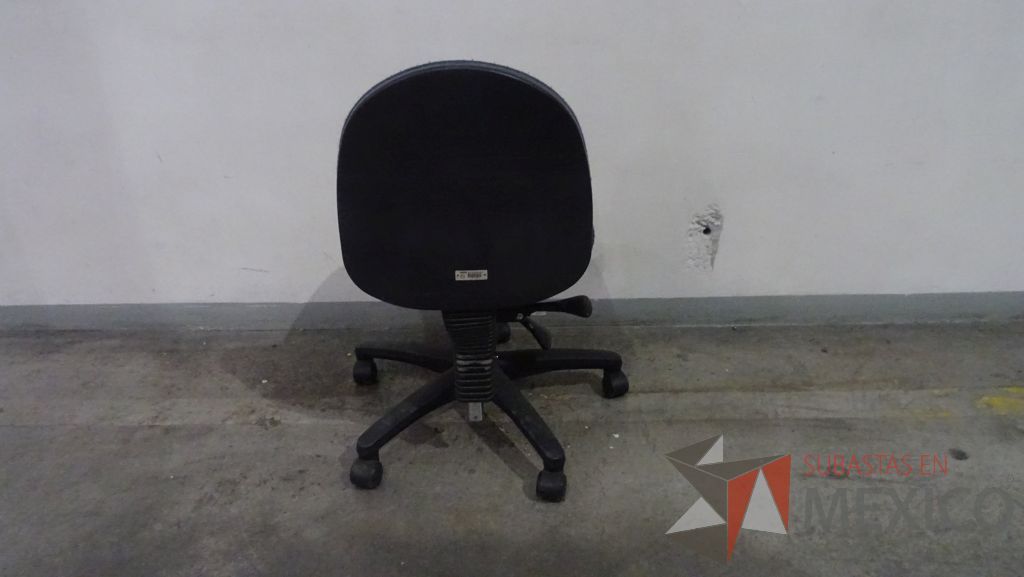 Lote 020 - Silla secretarial, respaldo y asiento en tela color azul, con ruedas - Imagen 3