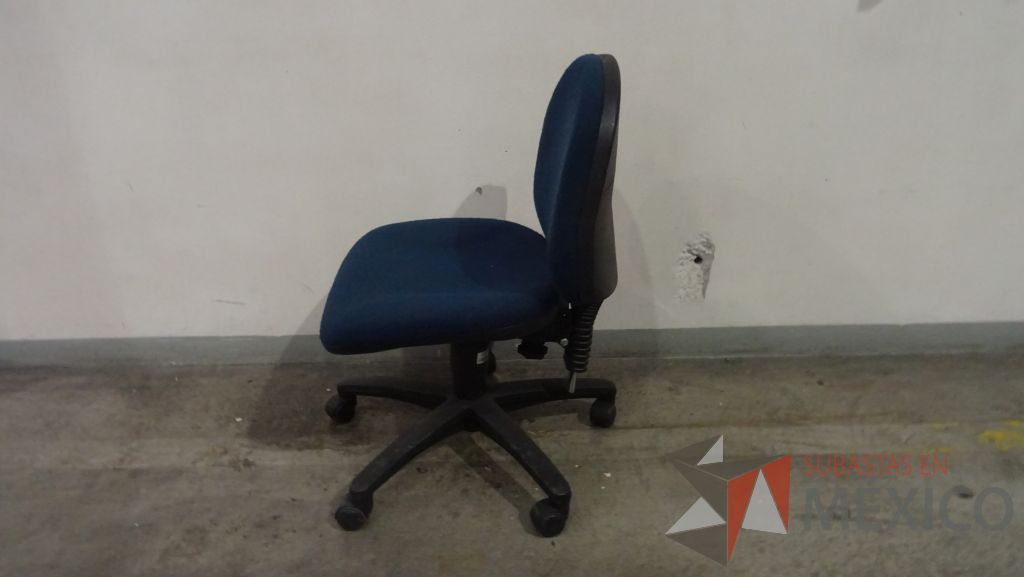 Lote 020 - Silla secretarial, respaldo y asiento en tela color azul, con ruedas - Imagen 4